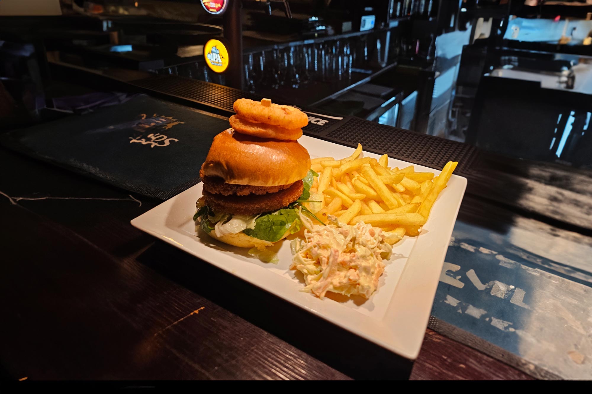 Vegetarisk hamburgetallrik som serverats