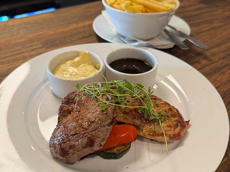 Plankstek som serveras