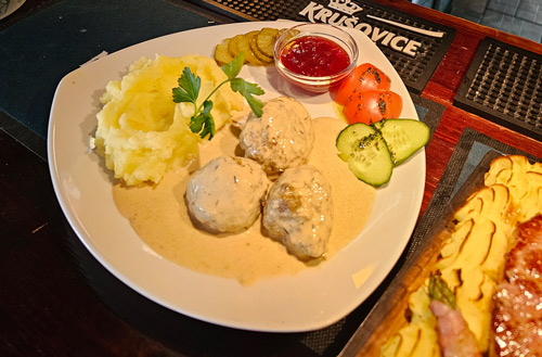En tallrik med kötbullar och sås
