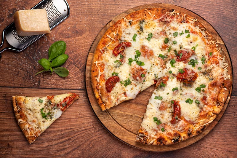 Pizza med mozzarella och parmesan