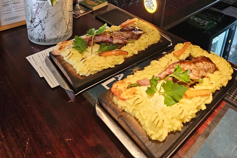 Plankstek som serveras